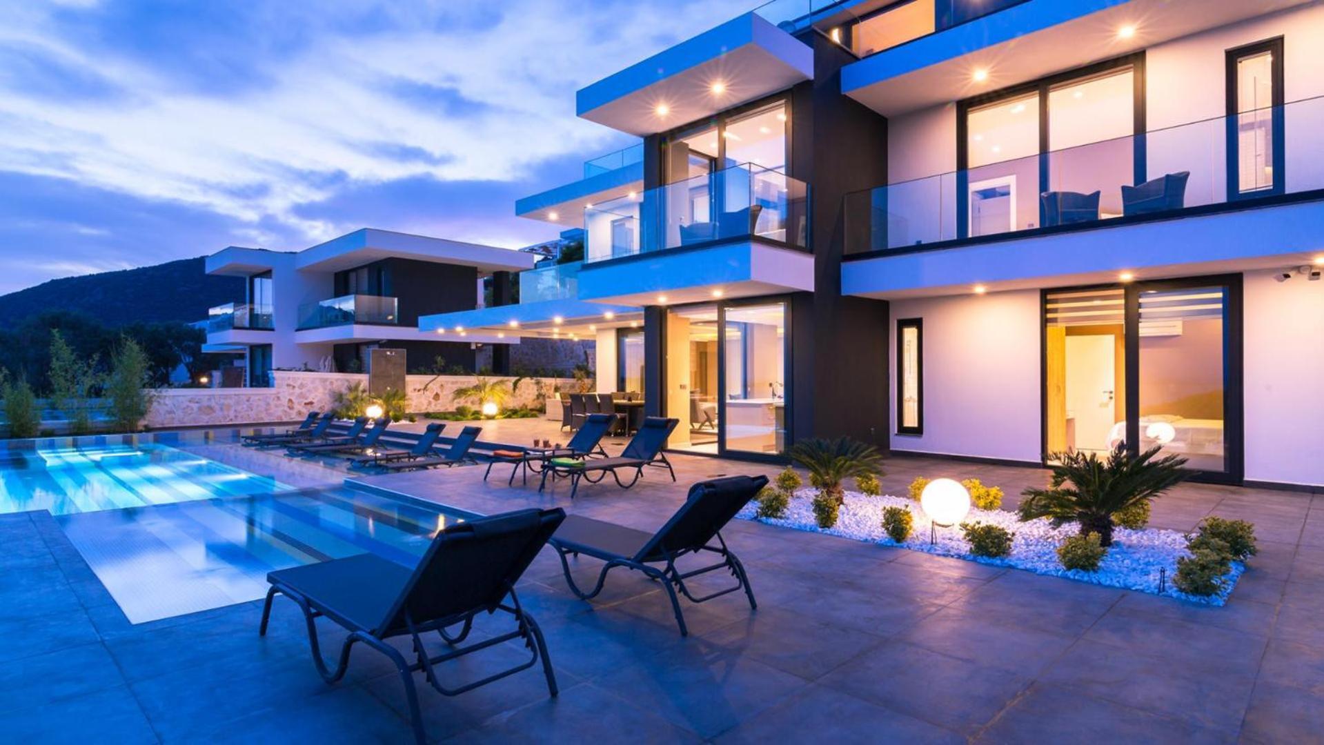 Luxury 5 Bedroom 1948 *